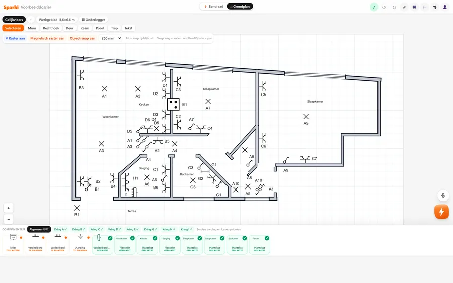 Situatieschema in Sparki: de plattegrond van dezelfde woning met woonkamer, keuken, berging, badkamer en twee slaapkamers, en op elke muur de stopcontacten en schakelaars met hun kringcode.